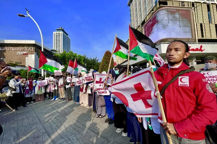 Tenaga medis dan masyarakat menggelar aksi solidaritas untuk Gaza di depan Gedung Sarinah, Jakarta - Foto: Henri Lukmanul Hakim