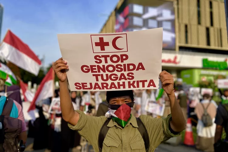 (ilustrasi) Aksa massa membawa poster Stop Genosida - Foto: Henri Lukmanul Hakim