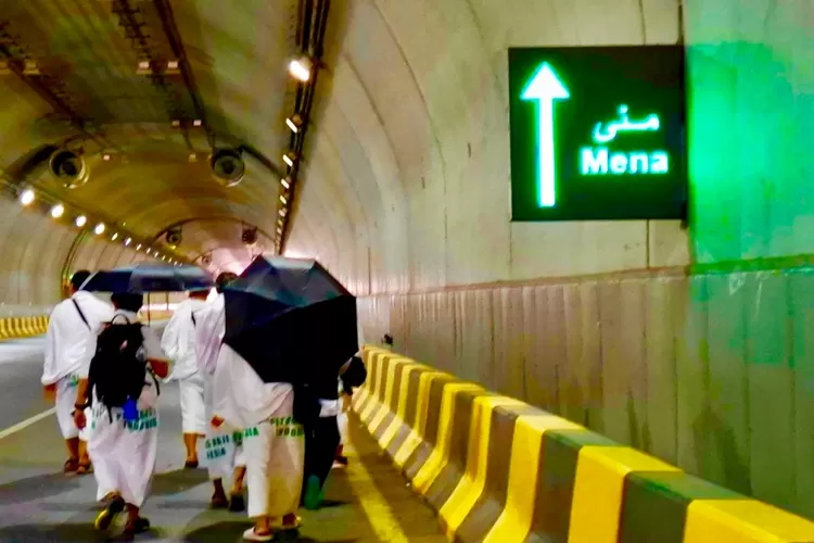 (Ilustrasi) Jemaah Haji Indonesia berangkat menuju Jamarat, Mina untuk melontar jumrah - Foto: Henri Lukmanul Hakim