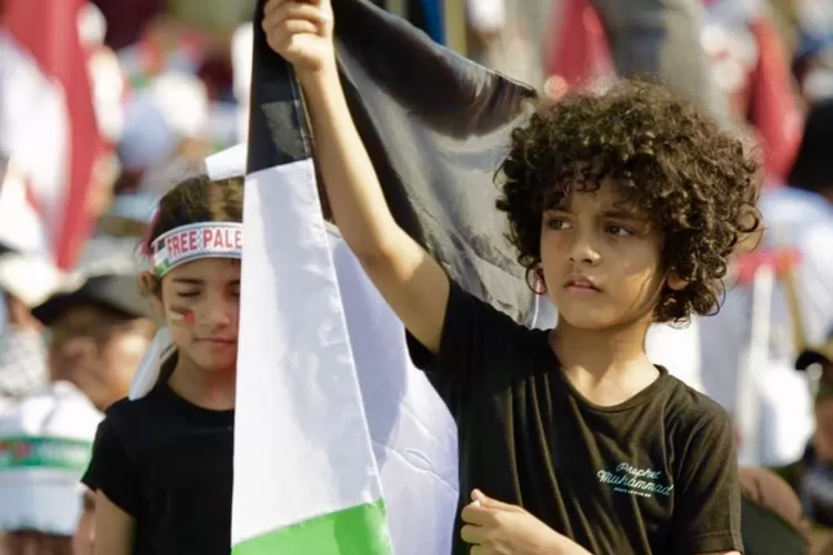 (Ilustrasi) Dua orang anak ikut aksi damai bela Palestina dengan membentangkan bendera Palsetina di Jakarta beberapa waktu lalu - Foto: Henri Lukmanul Hakim