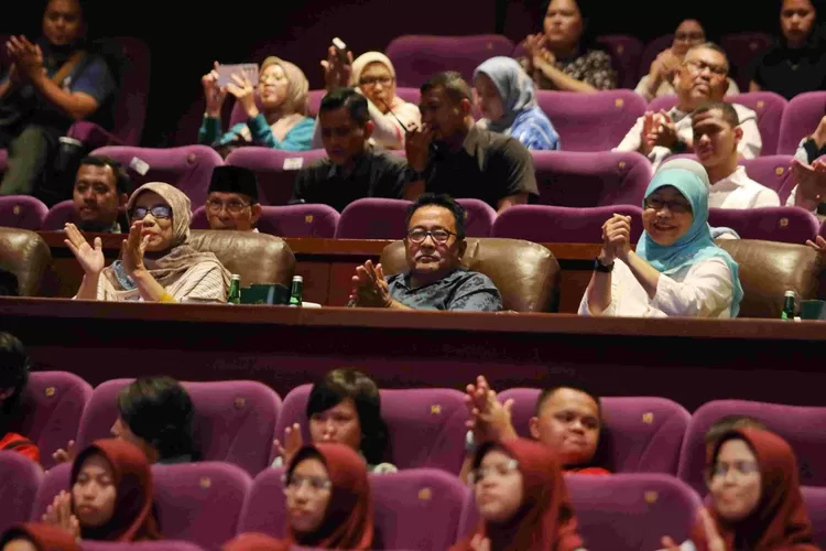 Wakil Gubernur (Wagub) DKI Jakarta, Rano Karno, mengajak ratusan anak warga binaan sosial menonton film animasi Jumbo - Foto: Istimewa