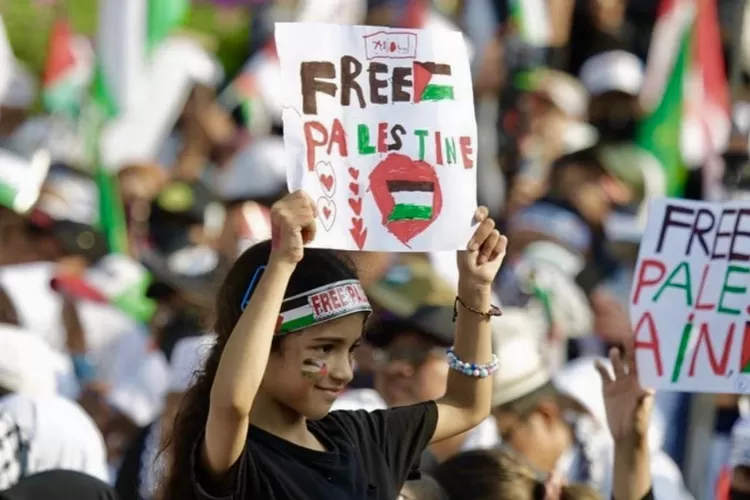 (Ilustrasi) Anak perempuan ikut aksi damai dengan membentangkan poster bertuliskan Free Palestine, beberapa waktu lalu di Jakarta - Foto; Henri Lukmanul Hakim