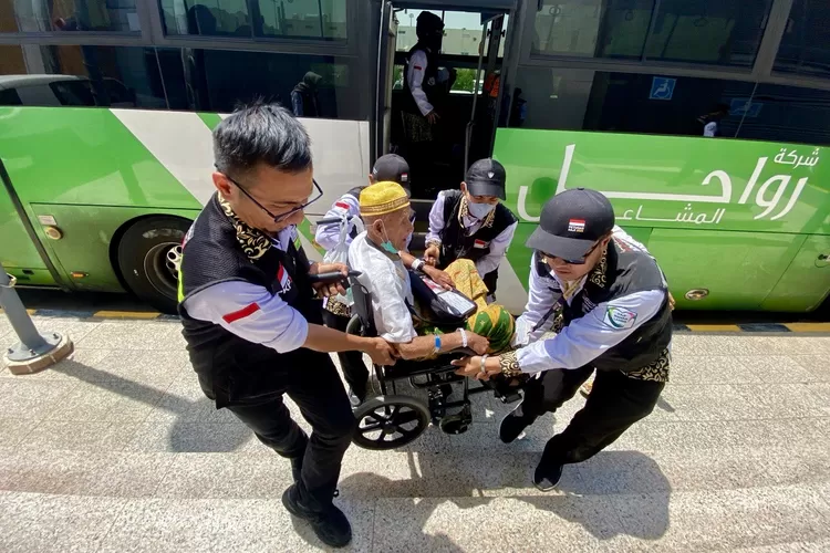 (Ilustrasi) Petugas Haji Indonesia membantu menurunkan jemaah haji Indonesia lansia dari bus di Arafah - Foto: Henri Lukmanul Hakim