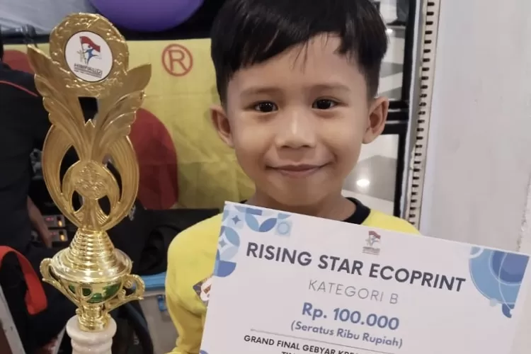 siswa PCI Kids. Ananda Arshaka Gibran Aulian (Ami) bersama paigam dan piala kebanggaannya - Foto: Dok Pribadi