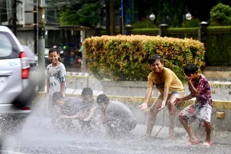 (Ilustrasi) Anak-anak sedang bermain hujan di salah satu sudut jalan Ibu Kota Jakarta - Foto: Henri Lukmanul Hakim