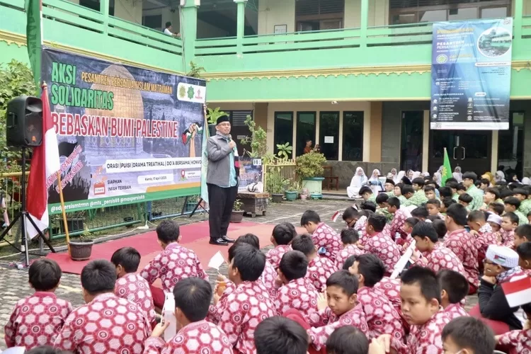 Al&rsquo;mudirul Am pesantren PERSIS 69 Matraman gelorakan santri boikot produk Israel - Foto: Istimewa