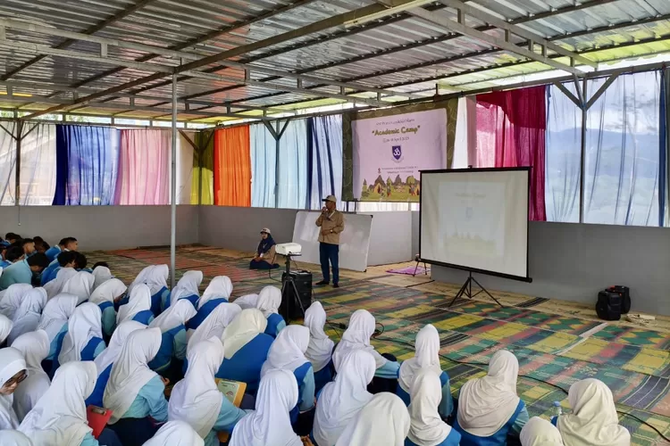 Kepala SMP PCI, Beny Saputro, M.Pd ketika memberikan materi di Academic Camp - Foto: Istimewa