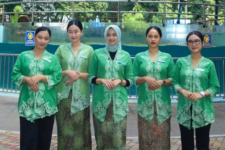 Para Perempuan Pegawai Ancol