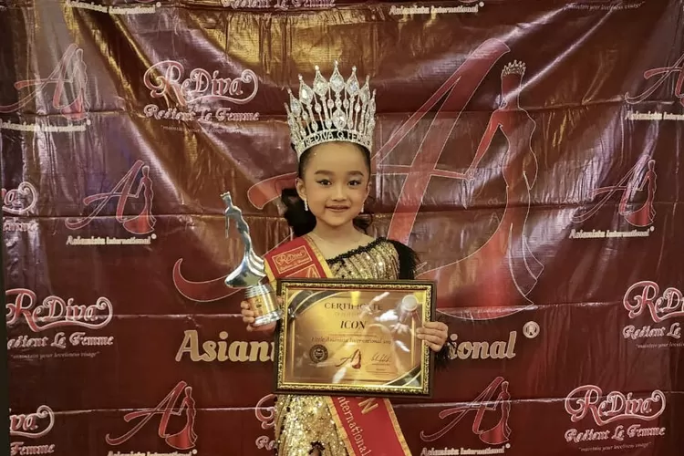 Aisyah Zahira Putri Ismail dengan bangga mengenakan mahkota dan piala juara ICON AsiaNista International Tingkat Asia di Singapura - Foto: Dokumentasi Pribadi