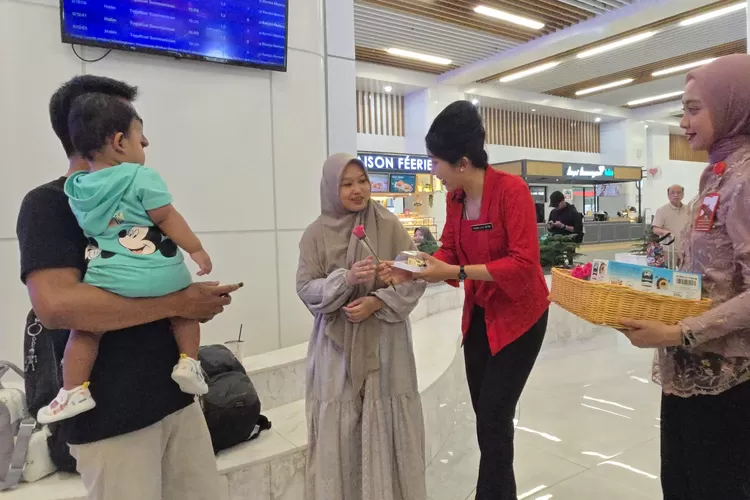 Petugas Perempuan Di Stasiun Whoosh Kenakan Kebaya dan Bagikan Hadiah Pada Penumpang - Foto: Istimewa