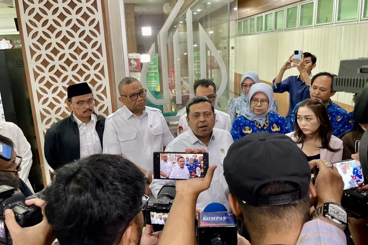 Kepala BPJPH Ahmad Haikal Hasan didamping BPOM memberikan keterangan kepada awak media - Foto: Henri Lukmanul Hakim