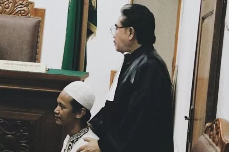 Potret momen mendiang pengacara Hotma Sitompul saat menjadi pembela kasus warga kecil di Indonesia. (Instagram.com/@hotmasitompoelofficial)