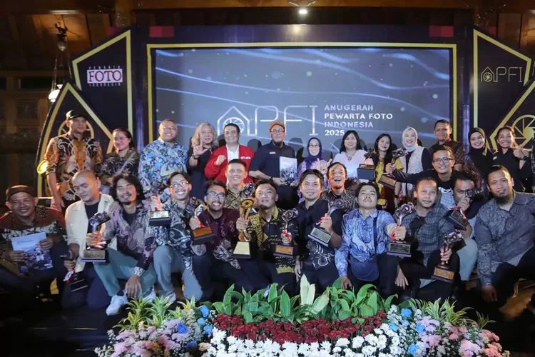 Ketua Dewan Pers bersama Ketua PFI Nasional dan PFI Solo berfoto bersama para penerima APFI 2025 di Loji Gandrung, Solo, Jumat (25/4/2025). Foto: Istimewa