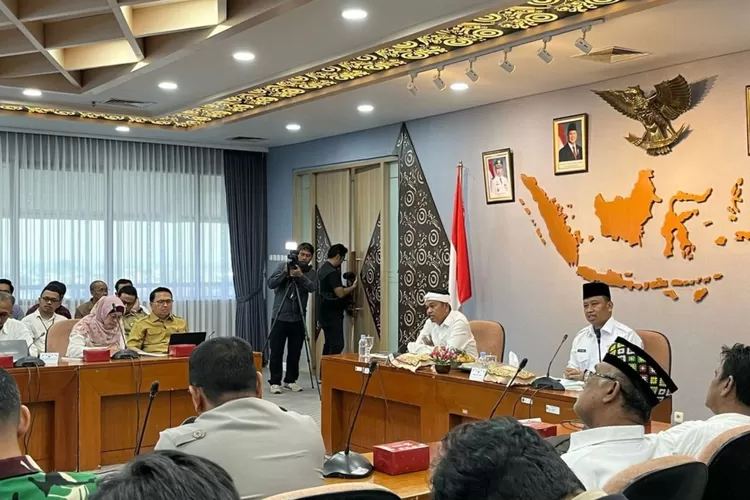 Walikota Depok, Supian Suri bersama Gubernur Jawa Barat, KDM saat memimpin rapat bersama OPD