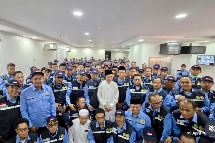 (Ilustrasi) Menteri Agama Nasaruddin Umar berada ditengah-tengah petugas haji yang siap menyambut kedatangan jemaah haji Indonesia di Arab Saudi - Foto: Istimewa