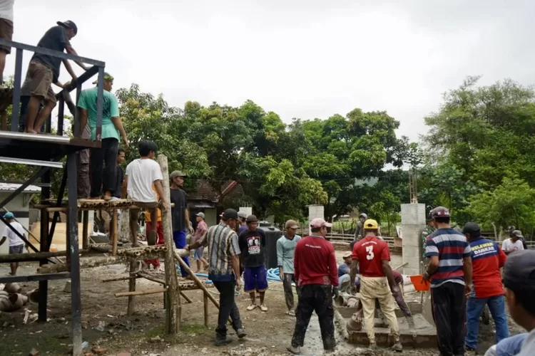(Ilustrasi) Masyarakat bergotong royong melakukan pembangunan masjid di Tangerang - Foto: Henri Lukmanul Hakim