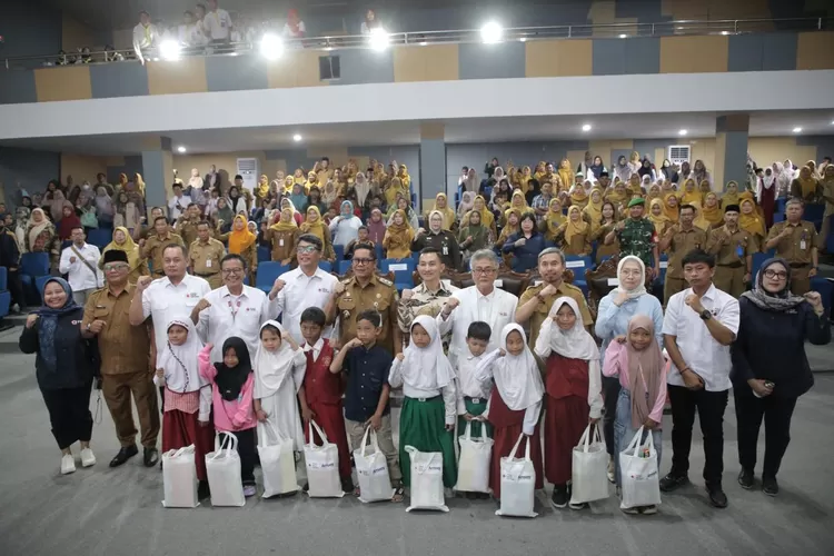 Di Hari Pendidikan Nasional, PMI Kota Tangerang Bersama Amway Salurkan Perlengkapan Siswa - Foto: Istimewa