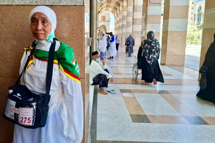 Jemaah haji Indonesia berada di area Masjid Nabawi, Madinah - Foto: Henri Lukmanul Hakim