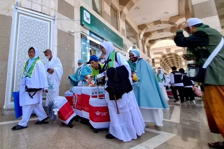(Ilustrasi) Jemaah haji Indonseia hendak berangkat dari Madinah ke Mekkah - Foto Henri Lukmanul Hakim