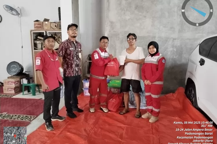 KSR PMI Kota Jakarta Utara saat Menyerahkan Bantuan ke Korban Kebakaran