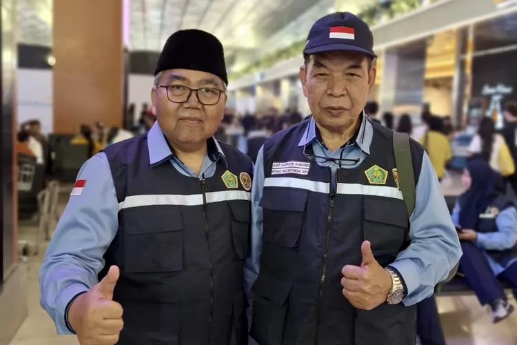 Kabid Dakwah PP PERSIS Drs. KH. Uus M Ruhiat bersama Laksamana Pertama TNI (Purn) Asep Saepudin jelamg keberangakat ke Tanah Suci - Foto: Dok Pribadi