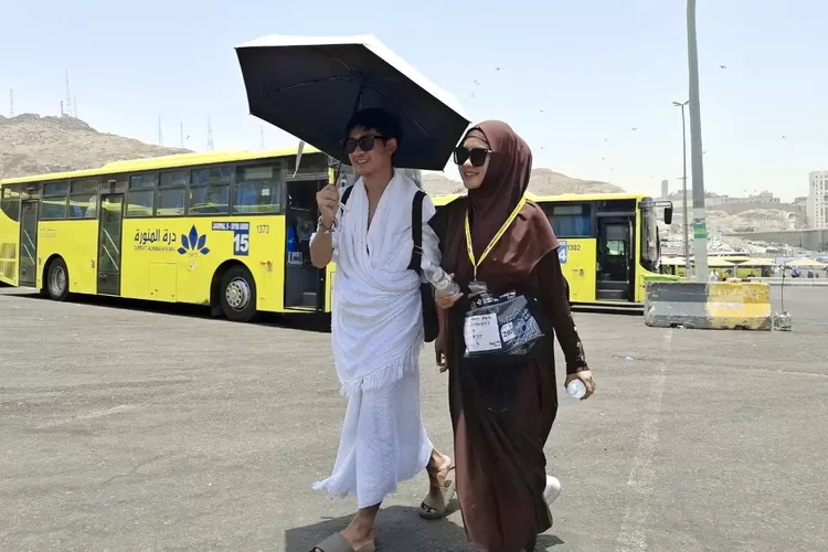 (Ilustrasi) jemaah haji Indonesia menuju bus shalawat yang berada di terminal Syib Amir, Makkah - Foto: Henri Lukmanul Hakim