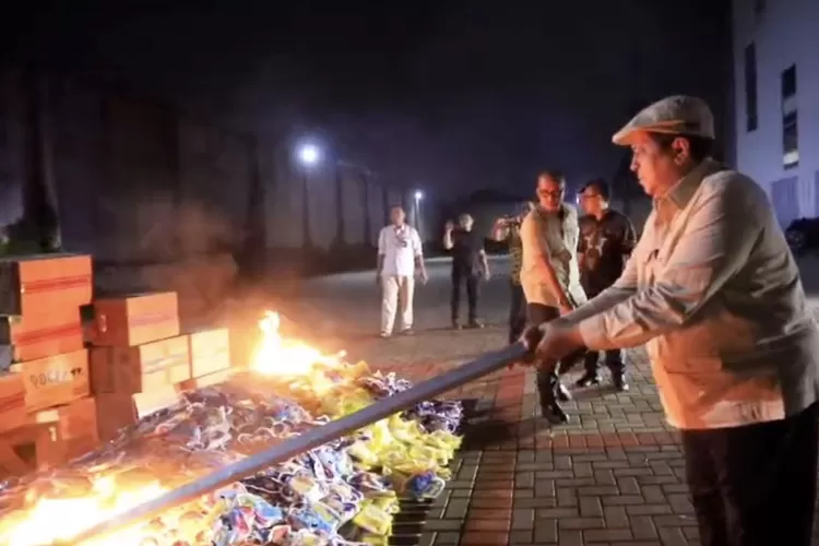 Kepala BPJPH Ahmad Haikal musnahkan produk makanan mengandung babi