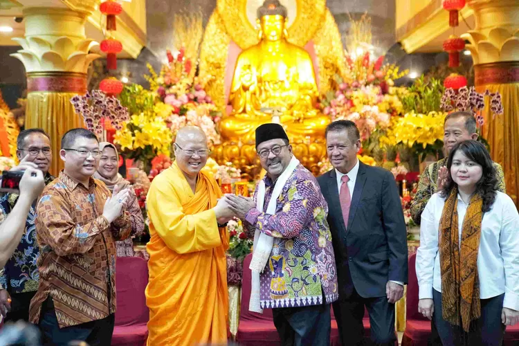Wakil Gubernur DKI Jakarta, Rano Karno, menghadiri Perayaan Tri Suci Waisak 2568 TB/2025 di Wihara Ekayana Arama&ndash;Indonesia Buddhist Centre, Kebon Jeruk, Jakarta Barat - Foto: Istimewa