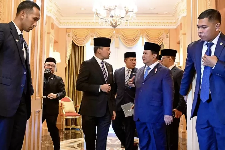 Presiden Prabowo dijemput langsung oleh Duli Yang Teramat Mulia Paduka Seri Pengiran Muda Mahkota Pengiran Muda Haji Al-Muhtadee Billah Ibni Kebawah Duli Yang Maha Mulia Paduka Seri Baginda Sultan Haji Hassanal Bolkiah Mu&rsquo;izzaddin Waddaulah - Foto: BPMI Setpres