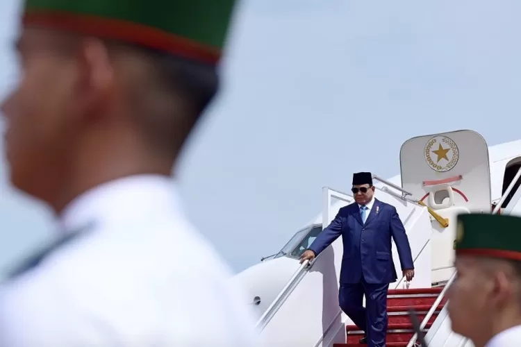 Presiden Republik Indonesia, Prabowo Subianto, tiba di Bandar Udara Internasional Brunei, Bandar Seri Begawan, pada Rabu, 14 Mei 2025, sekitar pukul 10.10 waktu setempat. Foto: BPMI Setpres