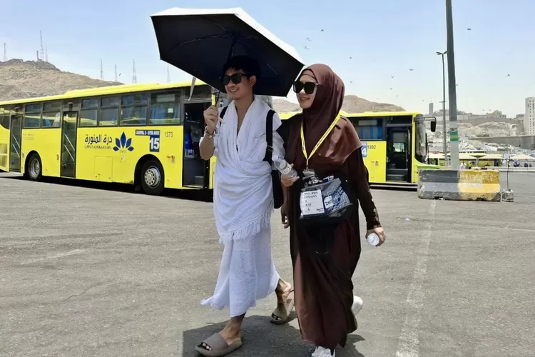 (Ilustrasi) Pasangan Jemaah Haji Indonesia ketika berada di terminal Syib Amir, Makkah - Foto: Henri Lukmanul Hakim