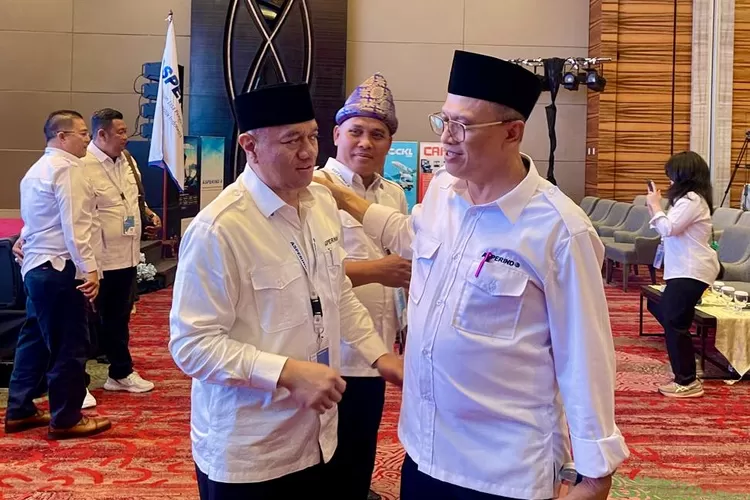 Ketum Asperindo, Mohamad Feriadi (kiri) ketika berdiskusi dengan Ketua Panitia Munas XI, Budi Paryanto - Foto: Henri Lukmanul Hakim