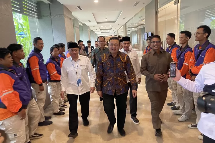 140 kurir menyambut kedatang Dirjen Komdig, Edwin Hidayat Abdullah didampingi Ketum Asperindo, Mohamad Feriadi pada Munas XI Asperindo - Foto: Henri Lukmanul Hakim
