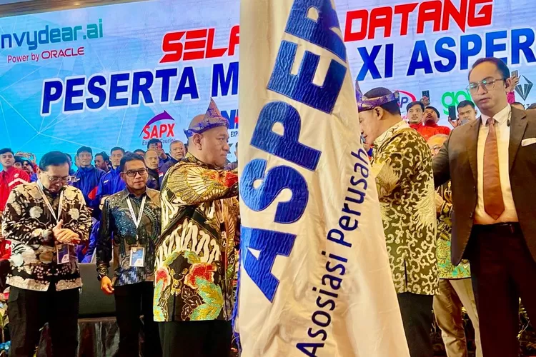 Ketum Asperindo 2021-2025, Mohamad Feriadi memberikan bendera kebesaran Asperindo kepad Ketum terpilih di Munas XI, Budiyanto Darmastono - Foto: Henri Luk,manul Hakim