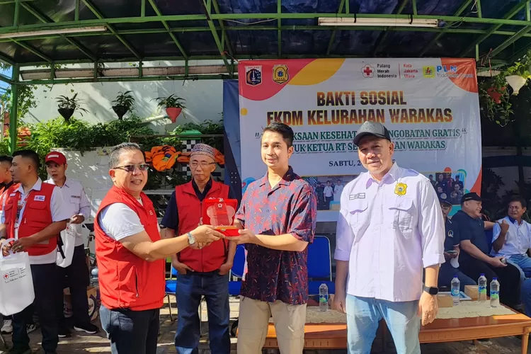 Ketua PMI Kota Jakarta Utara memberikan Penghargaan kepada Sekel Warakas Mirza Aditya Didampingi Ketua FKDM  Zainal Arifin dan Sekretaris PMI Ramdansyah  