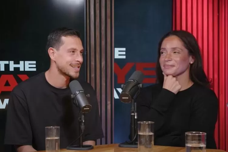 Pemain Timnas Indonesia, Thom Haye bersama calon istrinya, Bibeche Riva. (YouTube.com/TheHayeWay)