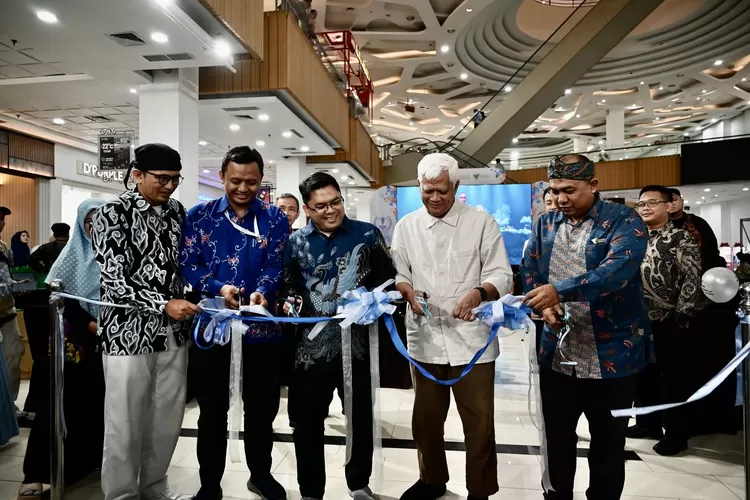 Pengguntingan pita sebagai momentum Milad ke-20 institut Kemandirian - Foto: Istimewa