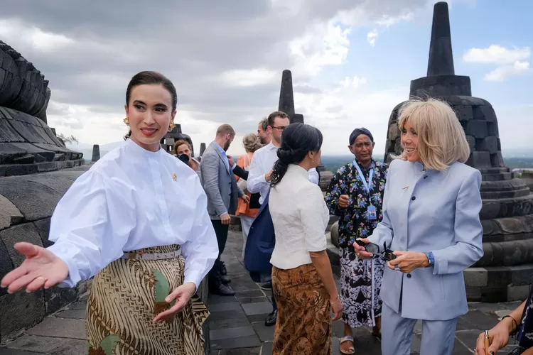 Menteri Pariwisata, Widiyanti Putri Wardhana menyambut Presiden Macron dan Ibu Negara Brigitte Macron dalam rangka Kunjungan Kenegaraan Presiden Prancis Emmanuel Macron ke Indonesia di Kawasan Candi Borobudur, Jawa Tengah (29/5/2025) - Foto: Istimewa