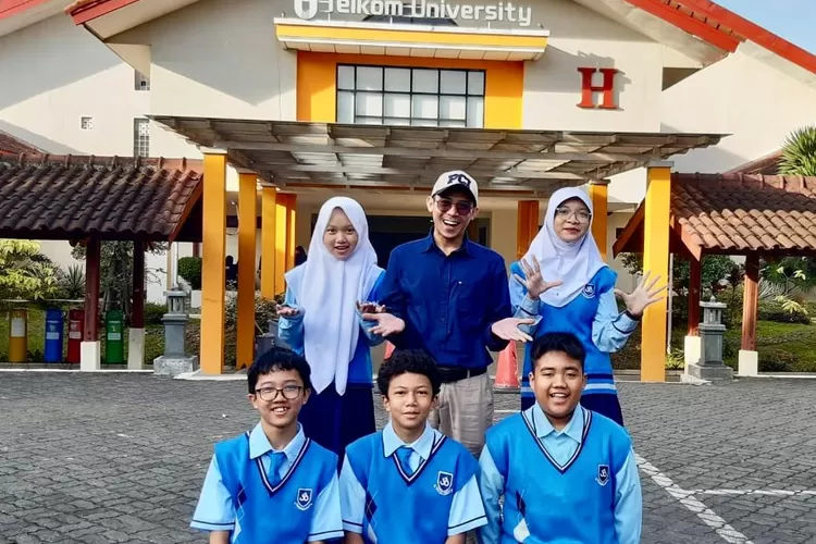 Guru Pendamping, Ersan Pranurditya, S.T (tengah) bersama siswa SMP yang meraih prestasi di Ajang Lomba Informatika Kabupaten Bandung - Foto: Istimewa
