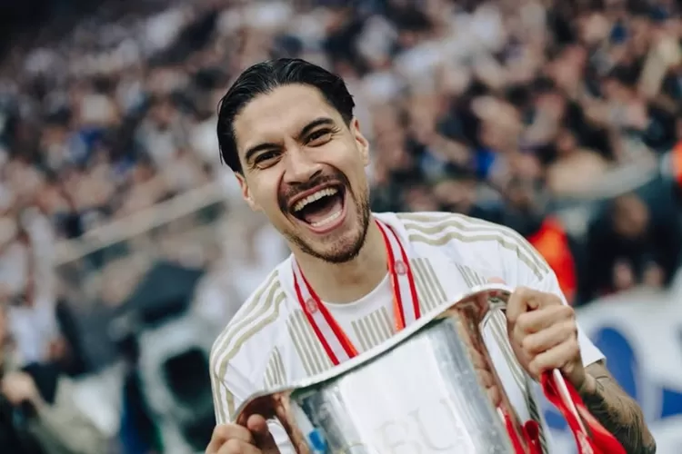 Kevin Diks Persembahkan Trofi Liga Denmark 