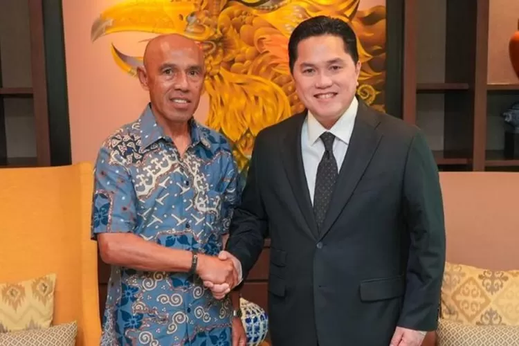 Ketum PSSI Erick Thohir dan Simon Tahamata