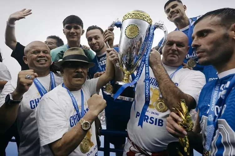 Para punggawa Persib Bandung merayakan gelar juara bersama fansnya, Bobotoh di Gedung Sate, Kota Bandung, pada Minggu, 25 Mei 2025.  Dalam kesempatan itu, Komisaris PT Persib Bandung Bermartabat, Umuh Muchtar atau akrab disapa Haji Umuh turut mengungkapkan kebahagiaannya.  Hal tersebut diutarakan Um