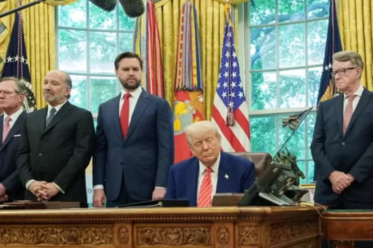 Presiden Amerika Serikat, Donald Trump. (duduk) (instagram/whitehouse)