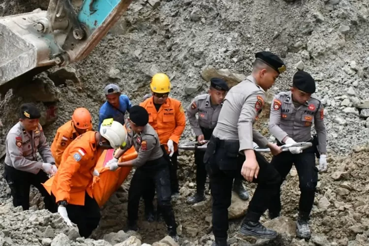 Evakuasi korban longsor pertambangan Gunung Kuda, Cirebon 