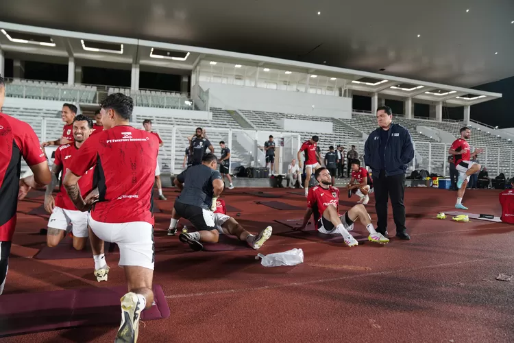 Ketua Umum PSSI Erick Thohir saat Melihat Latihan Timnas Indonesia Menjelang Lawan Cina 