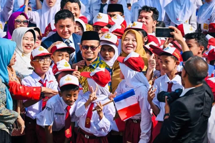 Seskab Teddy bersama Anak-anak Sekolah Peserta Upacara Harlah Pancasila