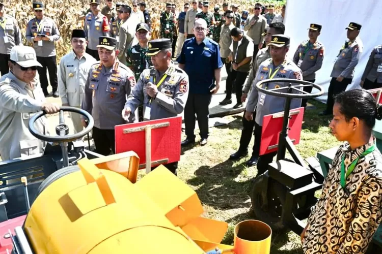 Presiden Prabowo Subianto meninjau sejumlah stan pameran yang menampilkan proses hilirisasi komoditas jagung pakan hingga produk-produk Usaha Mikro, Kecil, dan Menengah (UMKM) setempat di Kabupaten Bengkayang, Provinsi Kalimantan Barat, Kamis, 5 Juni 2025. Foto: BPMI Setpres