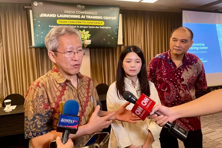 Rektor UMN, Andrey Andoko (kiri) memberikan keterangan kepada awal media saat peluncuran DQLab UMN AI Training Center - Foto: Henri Lukmanul Hakim