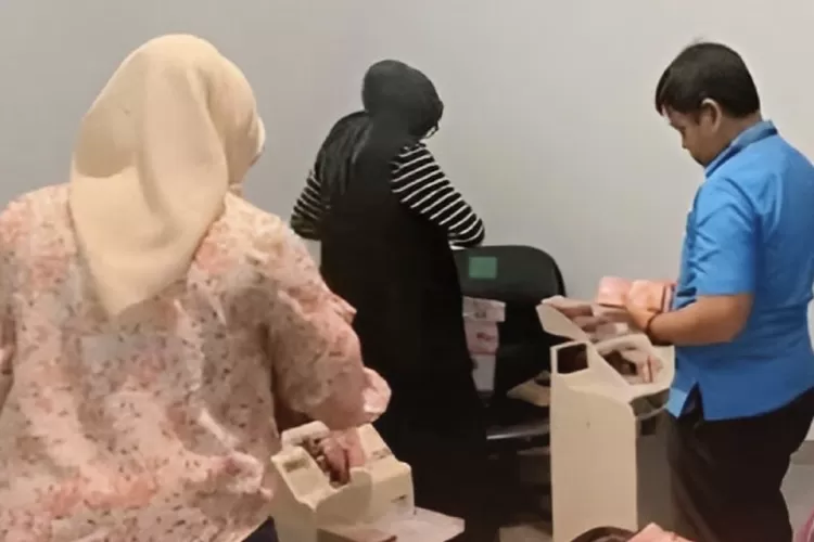 (Ilustrasi) Menghitung uang 