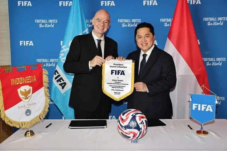 Erick  Thohir bersama Presiden FIFA Gianni Infantino